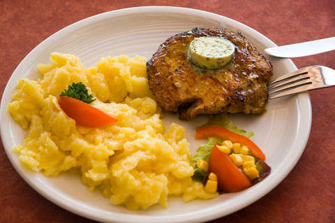 Grilovaný vepřový steak s bramborovým salátem Grilovaný vepřový steak s bramborovým salátem