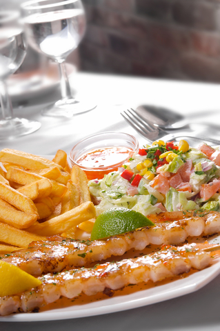 Sladkokyselé krevety s barevným salátem Sladkokyselé krevety s barevným salátem