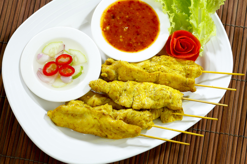 Vepřové kari na špejli s chilli omáčkou Vepřové kari na špejli s chilli omáčkou