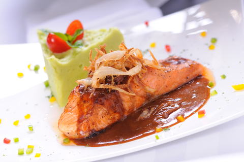 Grilovaný losos s cibulovou omáčkou Grilovaný losos s cibulovou omáčkou a hrachovou kaší