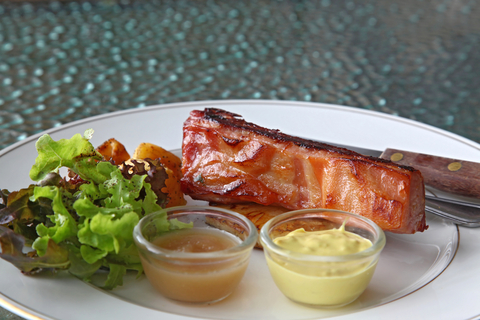 Grilované šunkové kousky na ananasu Grilované šunkové kousky na ananasu s pečenými bramborami