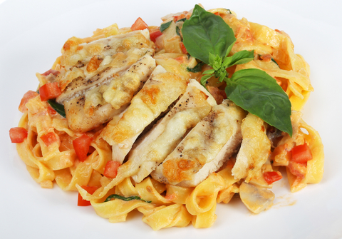 Domácí těstoviny s kuřecím masem v těstíčku Domácí těstoviny s grilovaným kuřecím masem v těstíčku