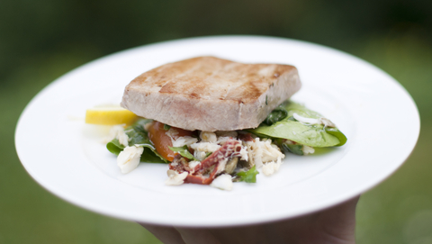 Grilovaný tuňák na krabím salátu Grilovaný tuňák na krabím salátu