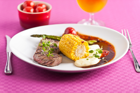 Hovězí steak s omáčkou ze sušených rajčat Hovězí steak s omáčkou ze sušených rajčat