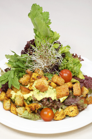 Směs salátů s kuřecím masem a krutonky Směs salátů s kuřecím masem a krutonky