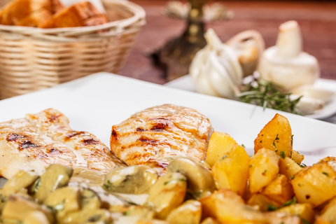 Grilováná kuřecí prsa na žampionech s bramborami z pánve Grilováná kuřecí prsa na žampionech s bramborami z pánve