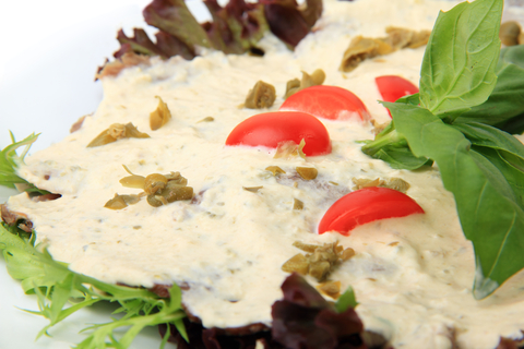 Telecí na grilu s tuňákovou omáčkou Telecí na grilu s tuňákovou omáčkou