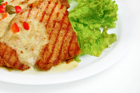 Vepřová kotleta se sýrovou omáčkou Vepřová kotleta se sýrovou omáčkou